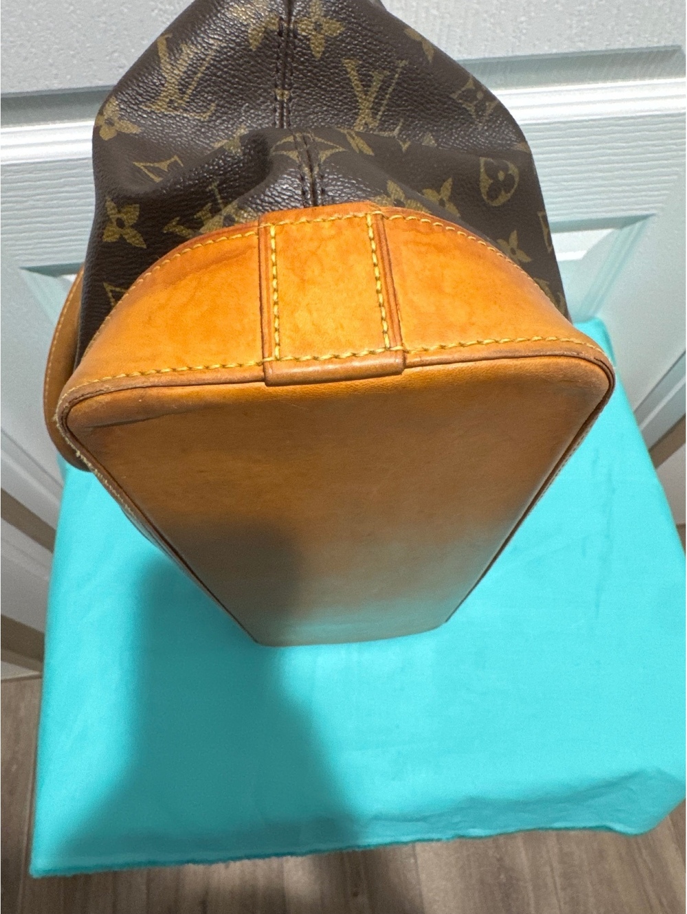 Louis Vuitton Lockit Horizontal Handbag - Picture 9 of 14